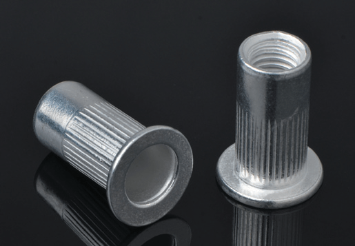Aluminium datar kepala knurled body rivet nut jenis terbuka