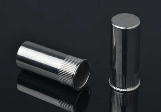Baja stainless mengurangi paku keling knurled body nut tertutup jenis ujung